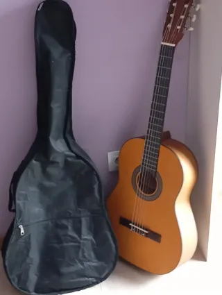 Guitarra Clásica Marrón con Funda