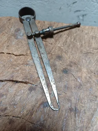 Compás medidor de hierro antiguo
