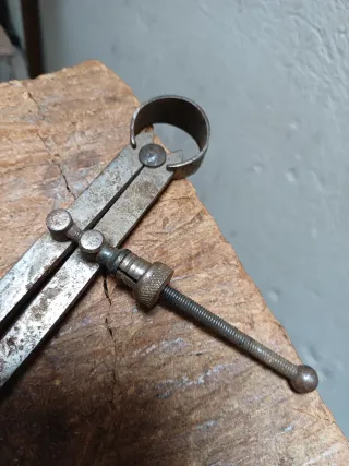 Compás medidor de hierro antiguo