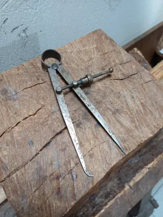 Compás medidor de hierro antiguo