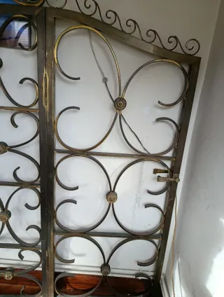 Rejas de latón con diseño ornamental