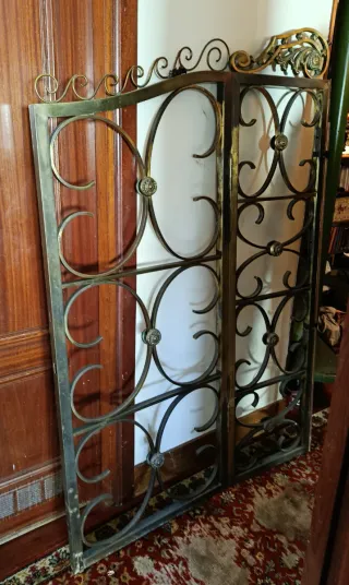 Rejas de latón con diseño ornamental