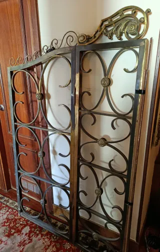 Rejas de latón con diseño ornamental