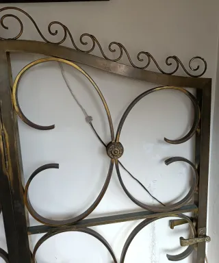 Rejas de latón con diseño ornamental