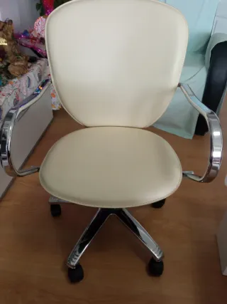 Silla de oficina con ruedas beige y plateada