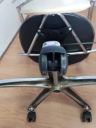 Silla de oficina con ruedas beige y plateada