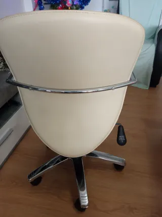 Silla de oficina con ruedas beige y plateada