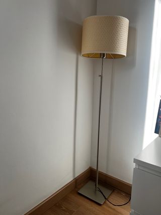 Lámpara de pie beige y metálica