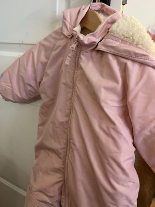 Mono de nieve rosa para bebé