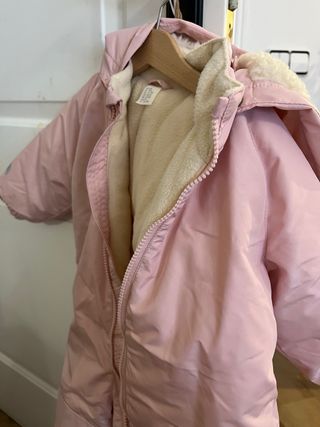 Mono de nieve rosa para bebé