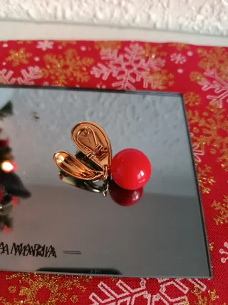 Pendientes Zara dorados con bola roja