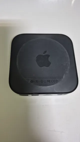 Apple TV con mando y cable