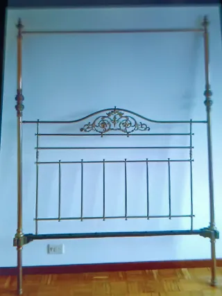 Cama antigua con dosel de metal