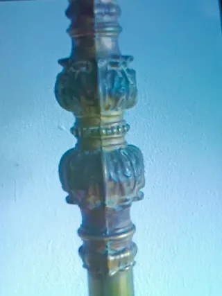 Cama antigua con dosel de metal