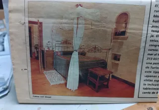 Cama antigua con dosel de metal