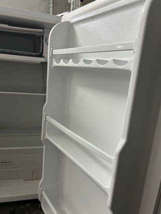 Nevera pequeña blanca