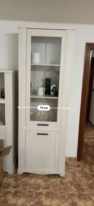 Vitrina alta blanca con puertas de cristal.