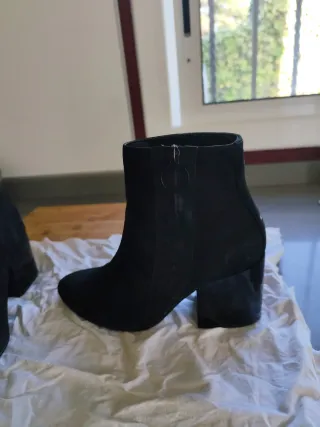 Botines ante tacón charol negros. tacon ancho 8 cm