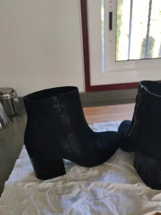 Botines ante tacón charol negros. tacon ancho 8 cm