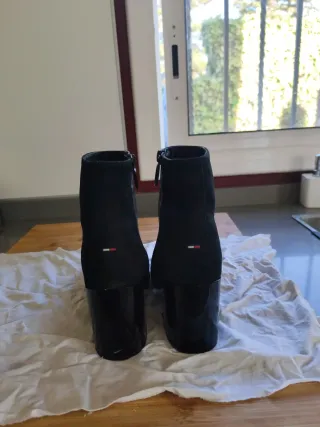 Botines ante tacón charol negros. tacon ancho 8 cm