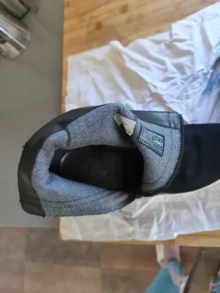 Botines ante tacón charol negros. tacon ancho 8 cm