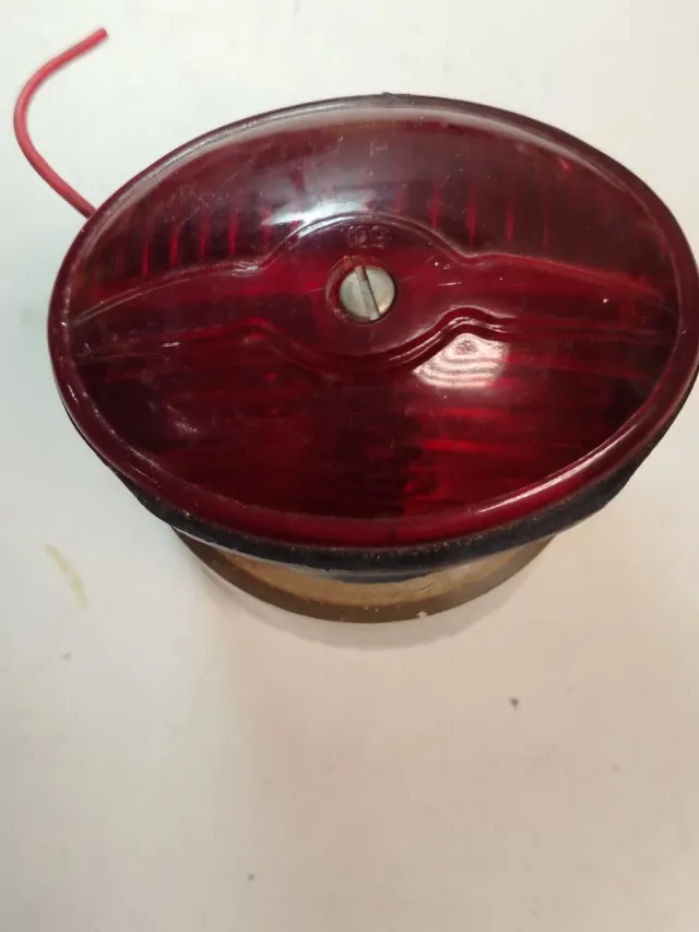 Piloto trasero rojo antiguo
