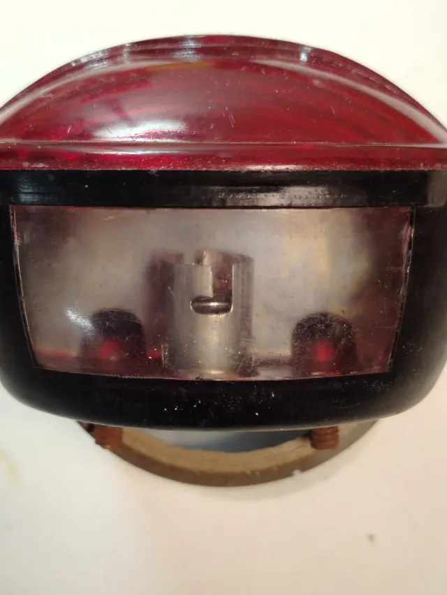 Piloto trasero rojo antiguo