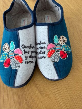Zapatillas de casa bordadas florales