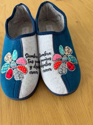 Zapatillas de casa bordadas florales