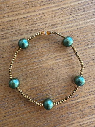 Pulsera perlas verdes y cristal dorado. 18cm