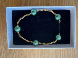 Pulsera perlas verdes y cristal dorado. 18cm