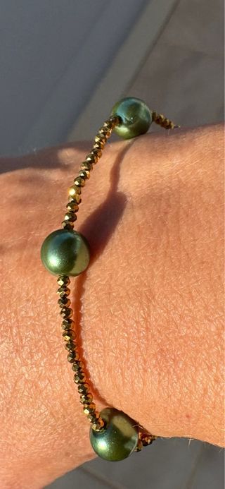 Pulsera perlas verdes y cristal dorado. 18cm