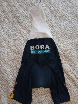 Maillot y culotte logo Red Bull Bora Hansgrohe