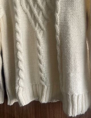 Jersey de punto beige con cuello alto