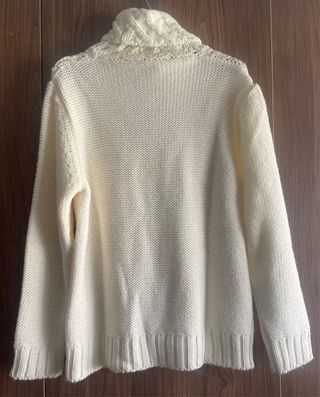 Jersey de punto beige con cuello alto