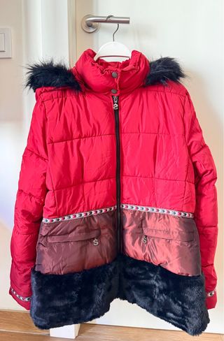 Chaqueta acolchada roja capucha T42