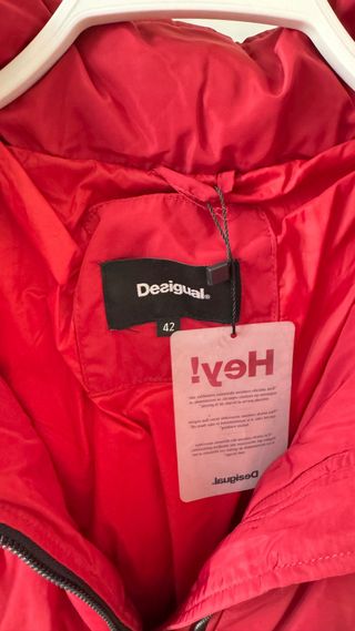 Chaqueta acolchada roja capucha T42