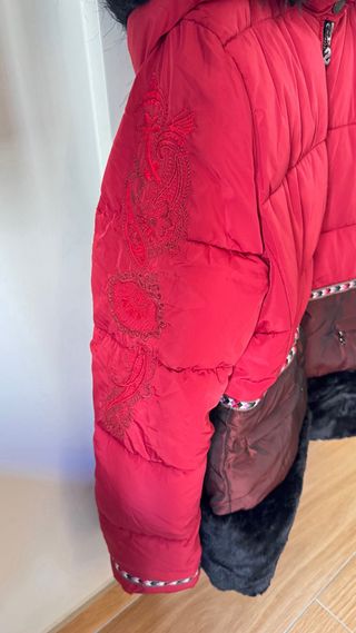 Chaqueta acolchada roja capucha T42