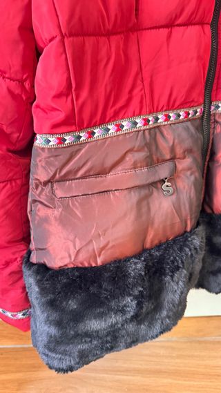 Chaqueta acolchada roja capucha T42