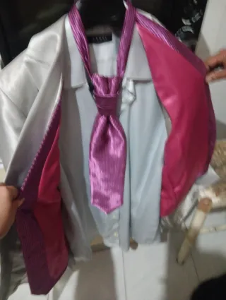 Traje de hombre plateado con corbata morada