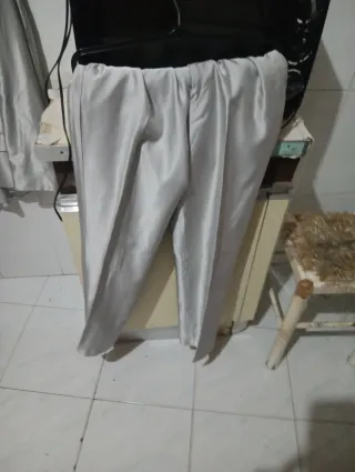 Traje de hombre plateado con corbata morada