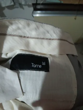 Traje de hombre plateado con corbata morada