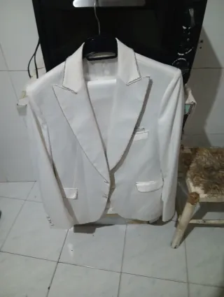 Traje de hombre plateado con corbata morada