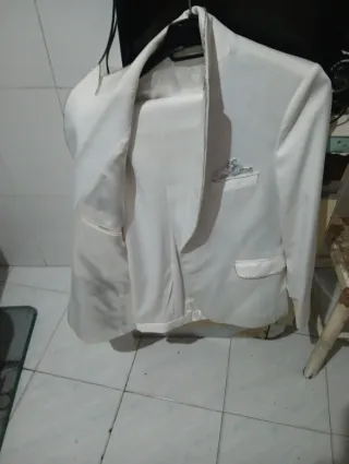 Traje de hombre plateado con corbata morada