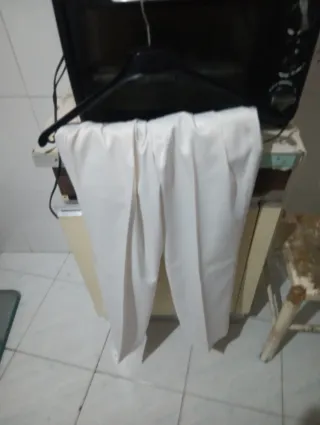 Traje de hombre plateado con corbata morada