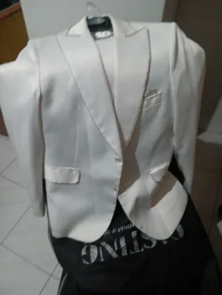Traje de hombre plateado con corbata morada