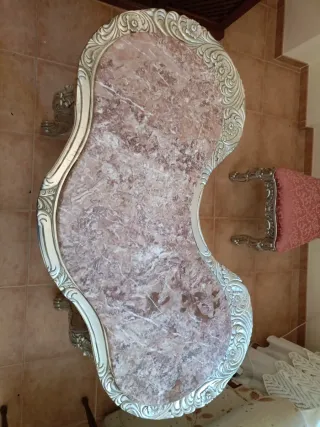 Mesa escritorio de madera maciza y marmol, silla