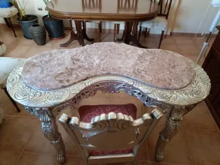 Mesa escritorio de madera maciza y marmol, silla