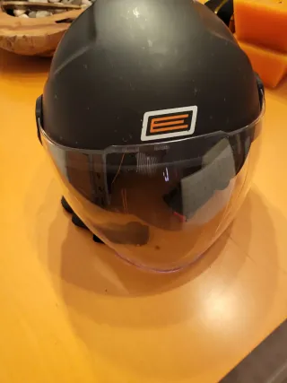 Casco de moto negro con visera