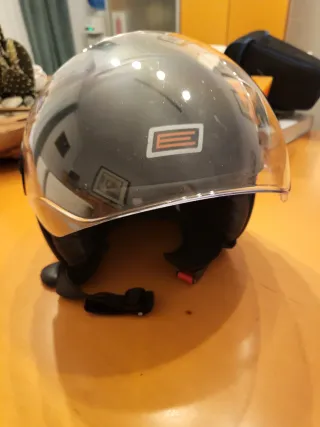 Casco de moto negro con visera